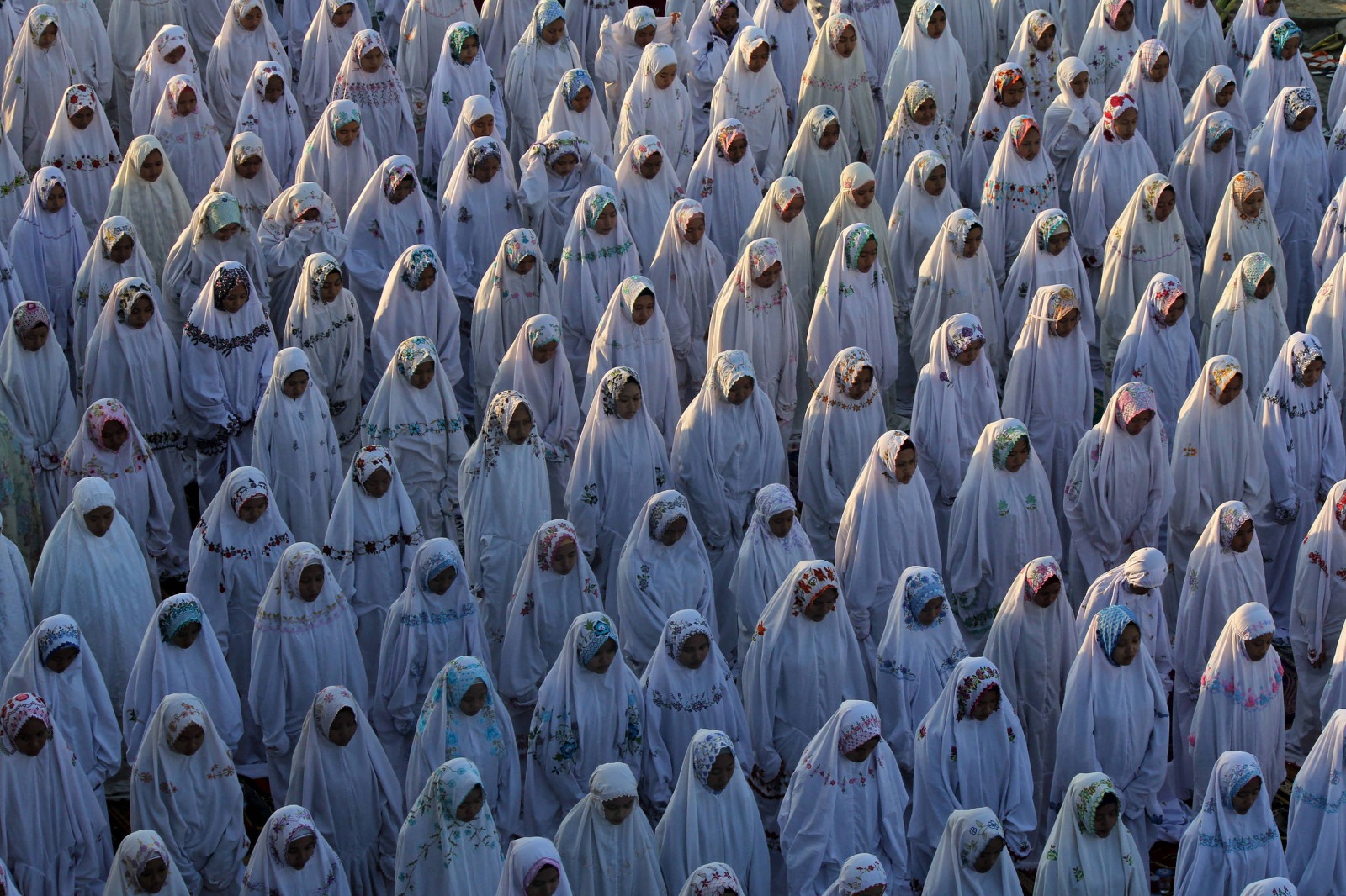 Fé global: Cristianismo lidera, com islamismo e sem-religião no encalço