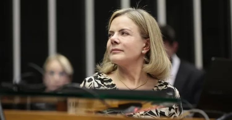 Culto político: Gleisi organiza encontros para curar rejeição de Lula entre evangélicos