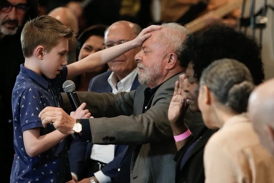 Ave, Lula: Católicos voltam a olhar com simpatia, mas evangélicos seguem reprovando o presidente