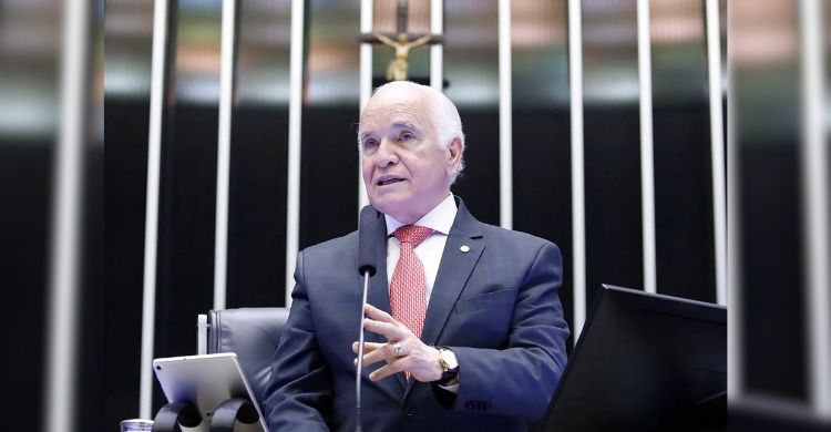 Evangelho virou pizza ideológica? Progressistas rebatem líder da bancada evangélica