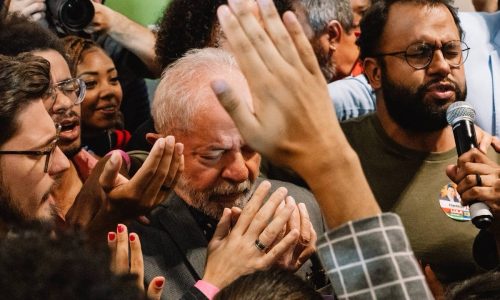 Apocalipse nos Trópicos: Petra Costa retrata o domínio evangélico na política