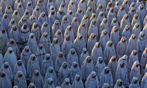 Fé global: Cristianismo lidera, com islamismo e sem-religião no encalço