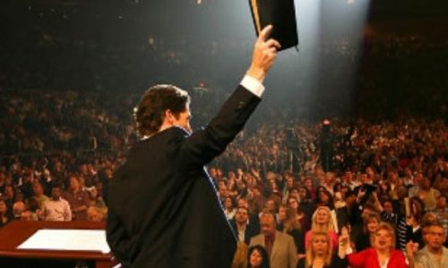 Viva o pastor! Gleisi Hoffmann acena aos crentes